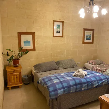 Gozo Pool And Views, Sleeps 3 With Private Bathroom 住宿加早餐酒店 Ghajn il-Kbira (Gozo)