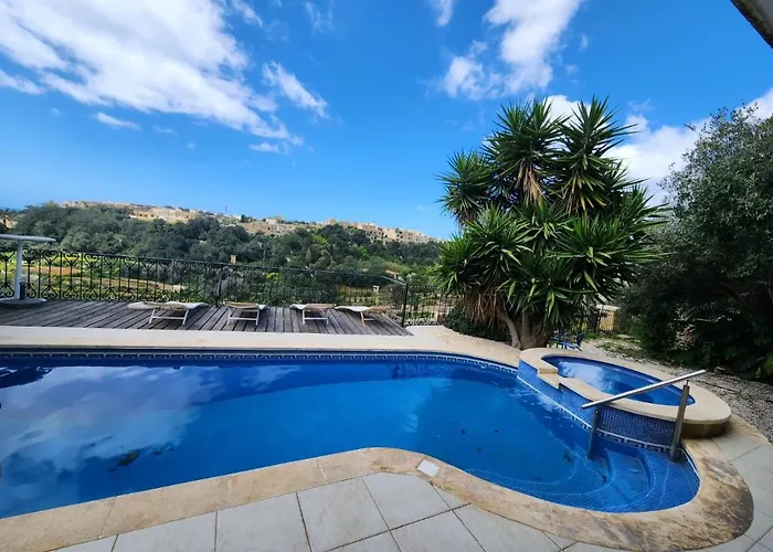 Bed and breakfast Gozo Pool And Views, Sleeps 3 With Private Bathroom 3*